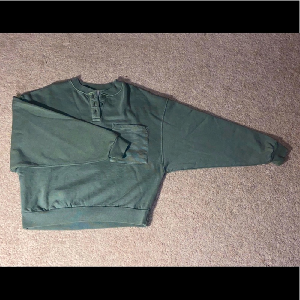 [URBAN OUTFITTERS] Cropped Sweatshirt